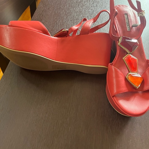 Leather sandals red color. Soft leather. Heel 21/2 inches. Very comfortable - Picture 5 of 7